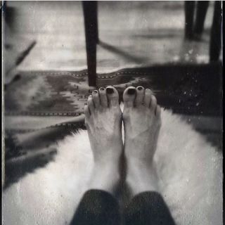 Carrie-Anne Moss feet photo thumbnail