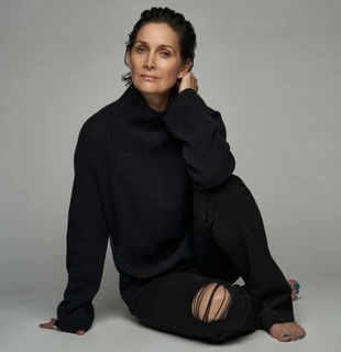 Carrie-Anne Moss feet photo thumbnail