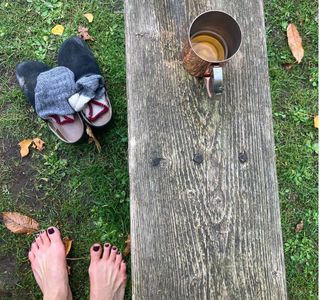 Carrie-Anne Moss feet photo thumbnail