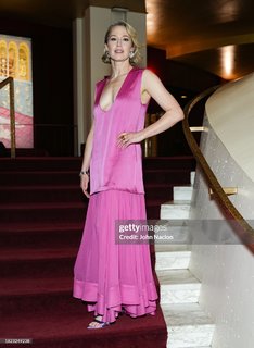 Carrie Coon feet photo thumbnail