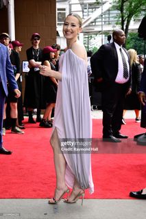 Carrie Coon feet photo thumbnail