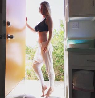 Carrie Keagan feet photo thumbnail