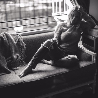 Carrie Keagan feet photo thumbnail