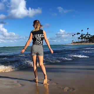 Carrie Keagan feet photo thumbnail