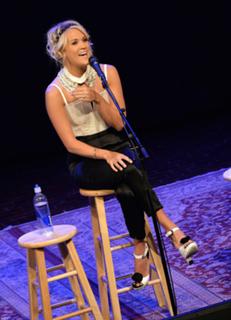 Carrie Underwood feet photo thumbnail