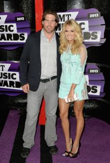 Carrie Underwood feet photo thumbnail