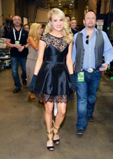 Carrie Underwood feet photo thumbnail