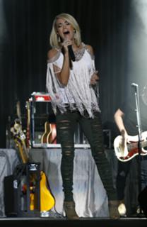 Carrie Underwood feet photo thumbnail