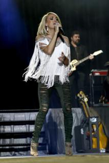 Carrie Underwood feet photo thumbnail