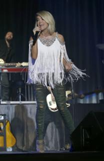 Carrie Underwood feet photo thumbnail