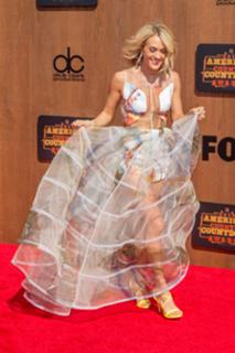Carrie Underwood feet photo thumbnail