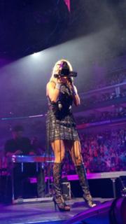 Carrie Underwood feet photo thumbnail