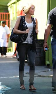 Carrie Underwood feet photo thumbnail