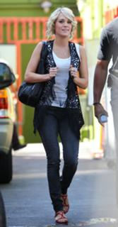 Carrie Underwood feet photo thumbnail