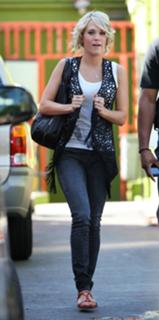 Carrie Underwood feet photo thumbnail