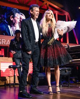 Carrie Underwood feet photo thumbnail