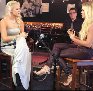 Carrie Underwood feet photo thumbnail