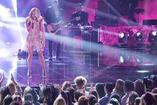 Carrie Underwood feet photo thumbnail