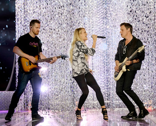 Carrie Underwood feet photo thumbnail
