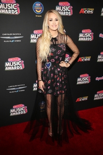 Carrie Underwood feet photo thumbnail