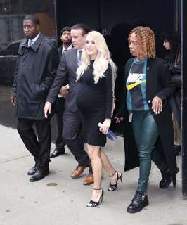 Carrie Underwood feet photo thumbnail