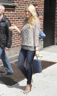 Carrie Underwood feet photo thumbnail