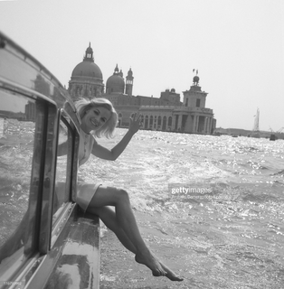 Carroll Baker feet photo 6