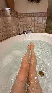 Caryn Marjorie feet photo 3