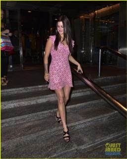 Cassadee Pope feet photo thumbnail