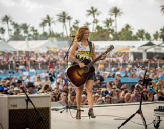 Cassadee Pope feet photo thumbnail