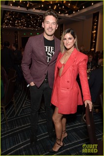 Cassadee Pope feet photo thumbnail