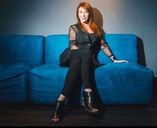 Cassandra Peterson feet photo thumbnail