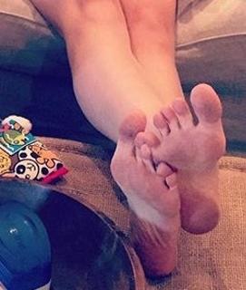 Cassidy Freeman feet photo thumbnail