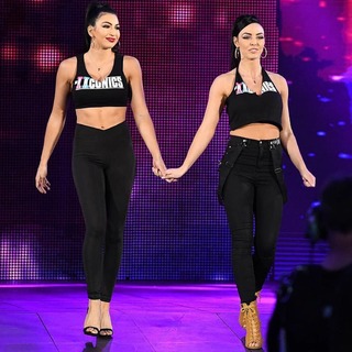 Cassie Arneill feet photo thumbnail