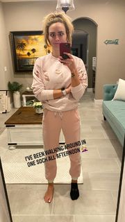 Cassie Arneill feet photo thumbnail