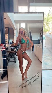 Cassie Arneill feet photo thumbnail