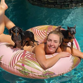 Cassie Arneill feet photo thumbnail