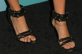 Cassie Scerbo feet photo thumbnail