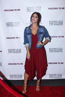 Cassie Scerbo feet photo thumbnail