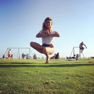Cassie Scerbo feet photo thumbnail