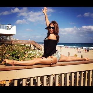 Cassie Scerbo feet photo thumbnail
