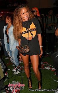 Cassie Ventura feet photo thumbnail
