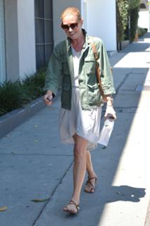 Cat Deeley feet photo thumbnail
