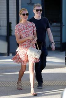 Cat Deeley feet photo thumbnail
