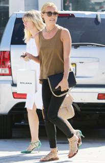Cat Deeley feet photo thumbnail