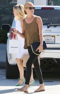 Cat Deeley feet photo thumbnail