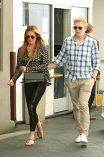 Cat Deeley feet photo thumbnail