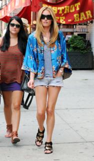 Cat Deeley feet photo thumbnail