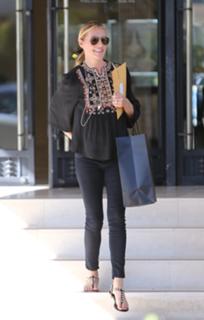 Cat Deeley feet photo thumbnail