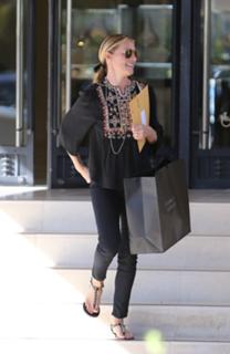 Cat Deeley feet photo thumbnail